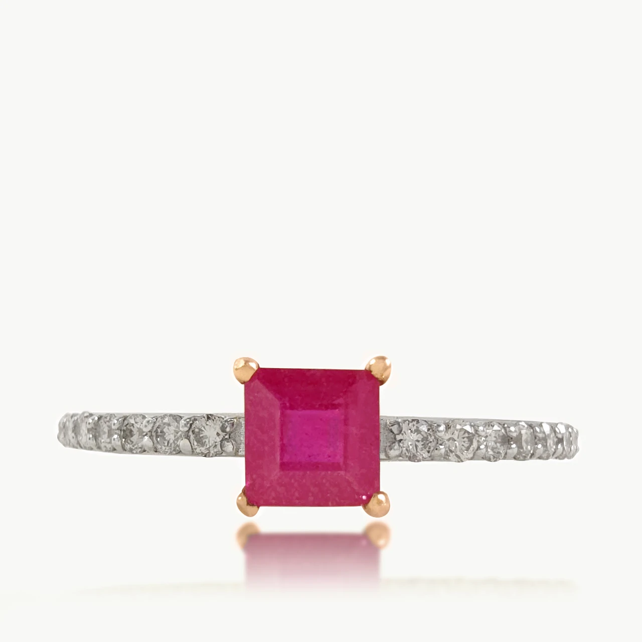 Center Red Gold Diamond Ring