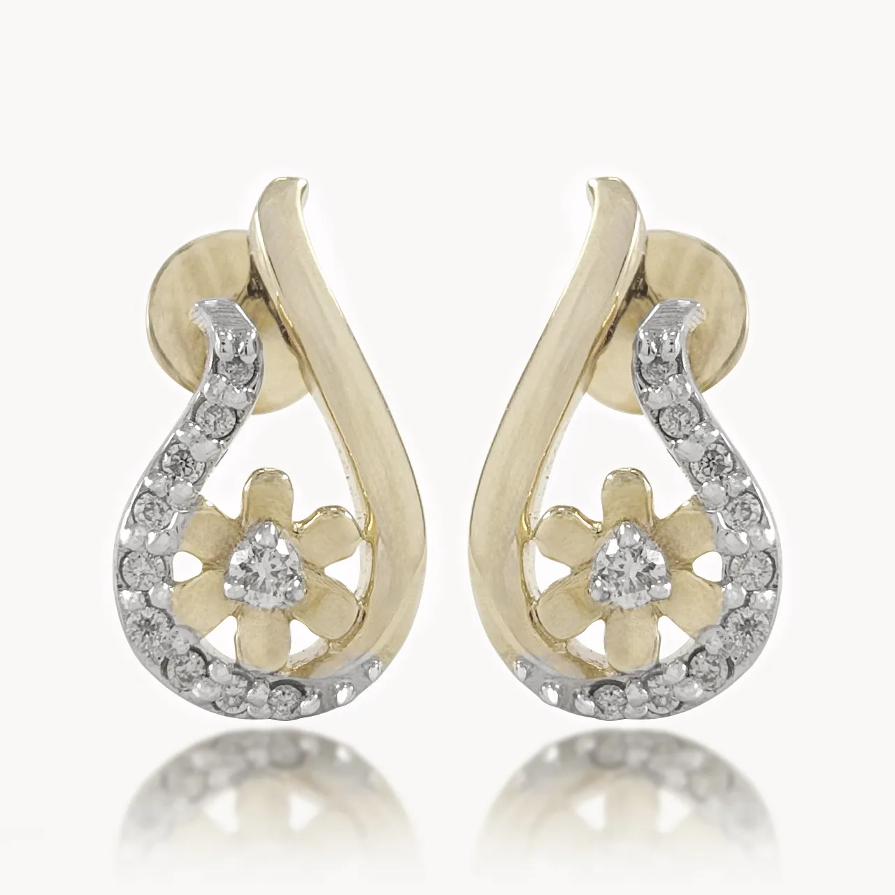 Curved Design Diamond Earring