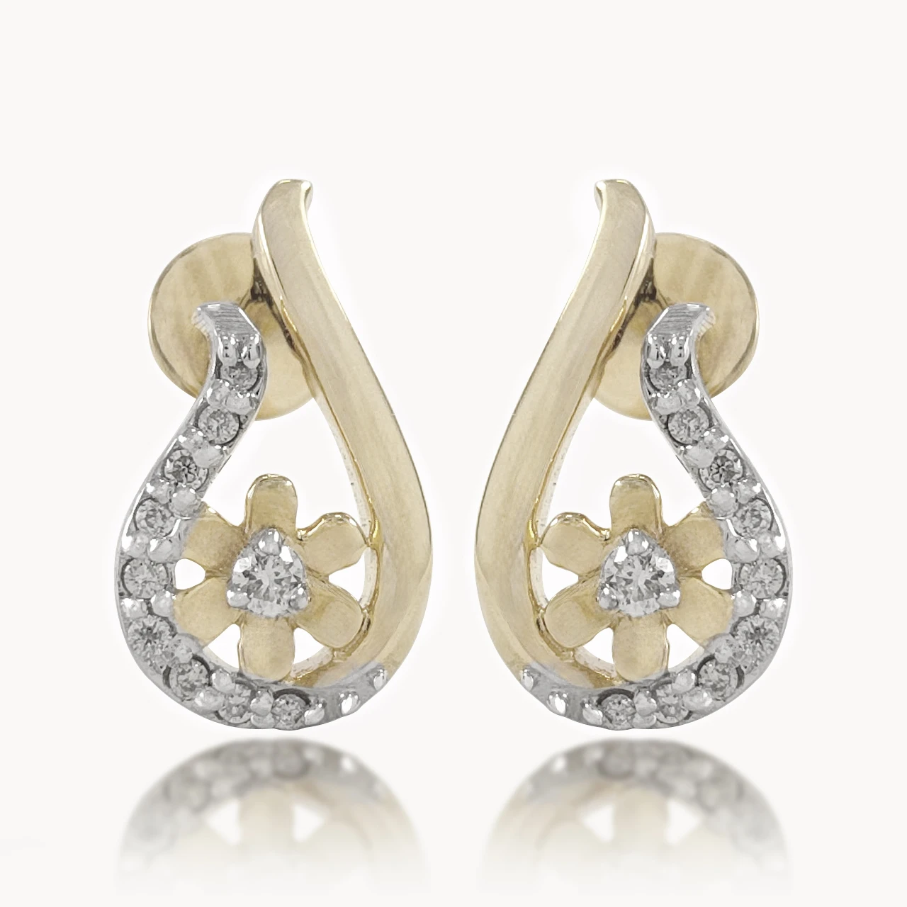Curved Design Diamond Earring