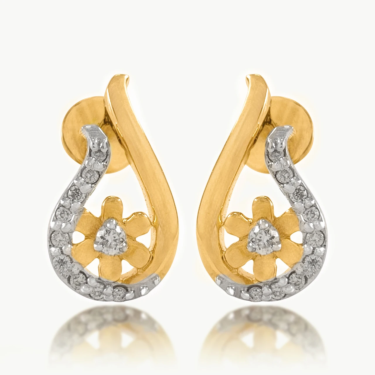 Curved Design Diamond Earring