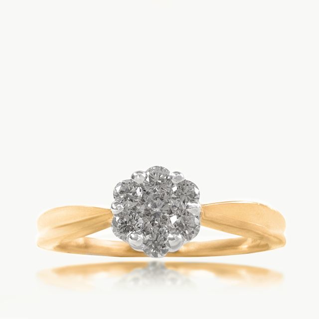 Oval shaped Diamond Ring