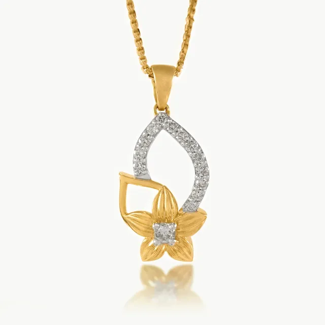 Oval Design Diamond Leaf Pendant